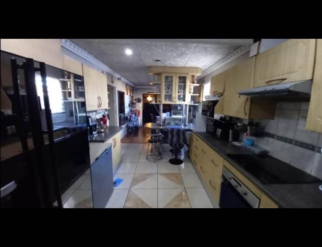 3 BEDROOM HOUSE FOR SALE IN BRACKENHAM